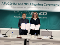 (From left) Chongho Park, Executive Director of AFoCO, and Daniela Kleinschmit, President of IUFRO, signing the MoU